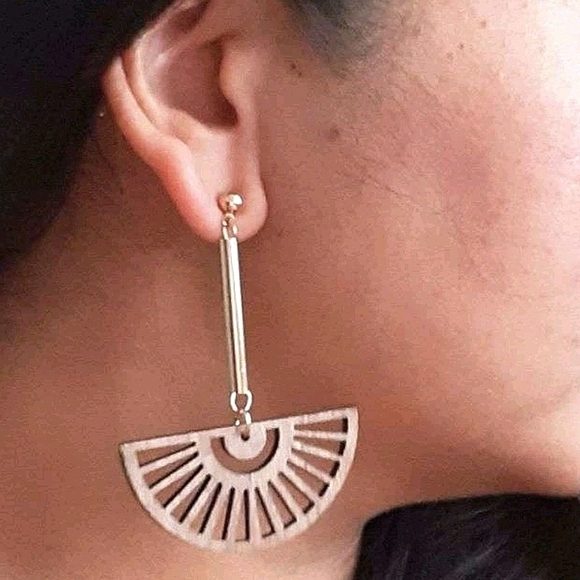 💖 2/$30 Boho brown gold fan drop dangle lightweight cute faux wood earrings - Picture 1 of 12
